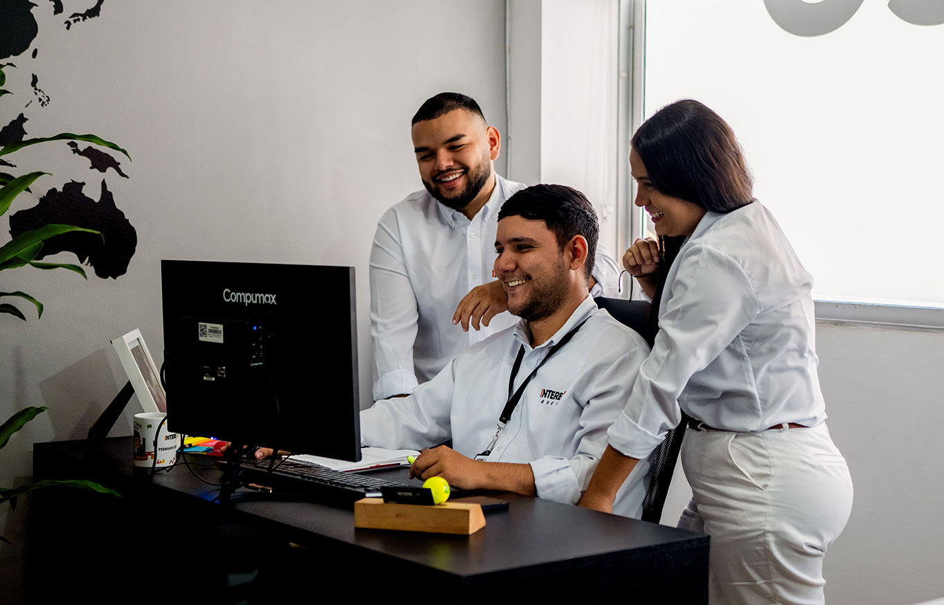 Buque de carga en puerto